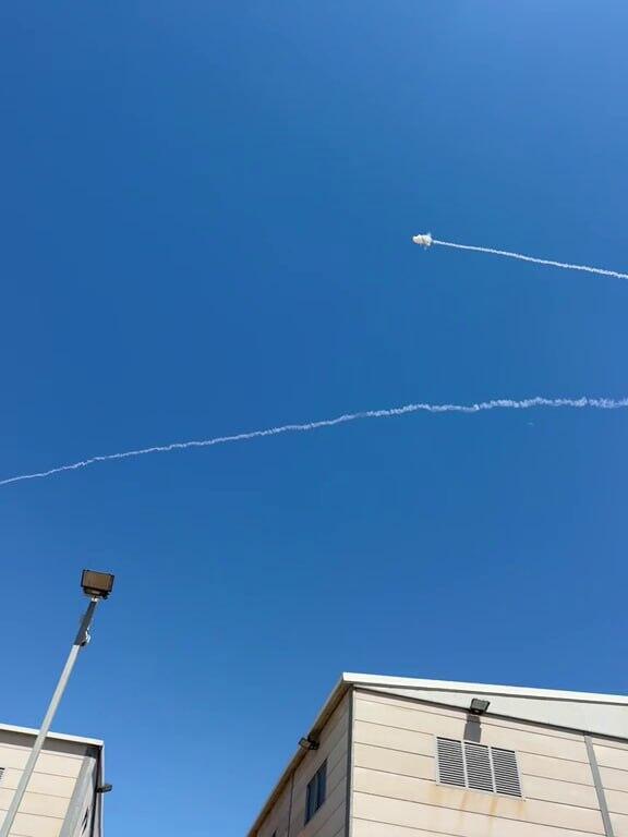 Interceptions of Iranian missiles over Jordan as seen from Eilat (Photo: from social media) יירוטים בשמי אילת