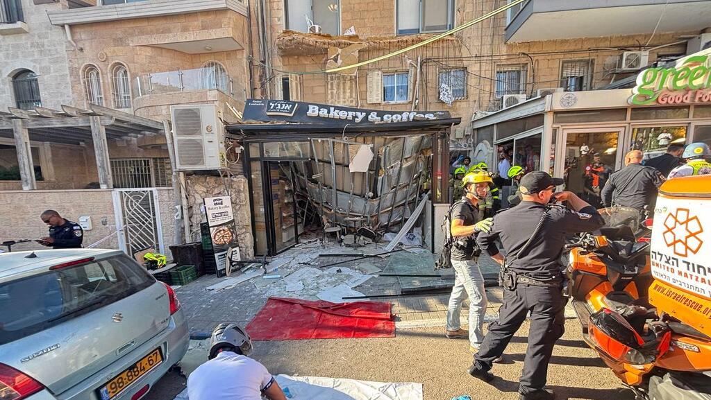 Photo: Gil Yohanan מרפסת קרסה על סניף אנג'ל בירושלים