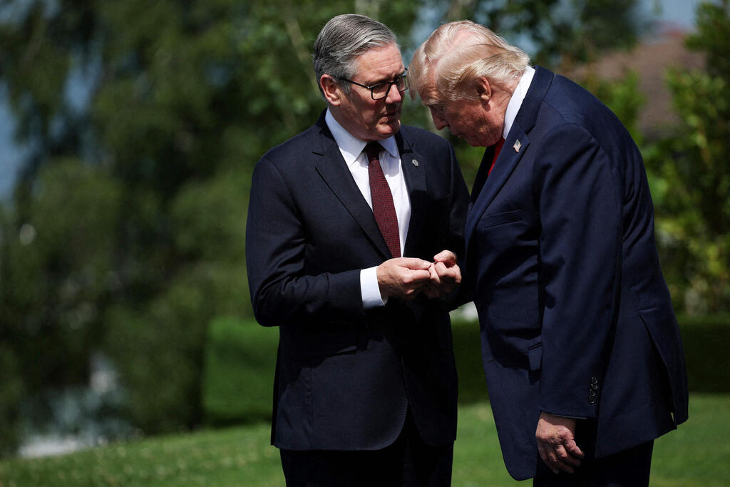 Donald Trump and outgoing Prime Minister Keir Starmer: Britain also is dependent on the president's whims overseas (Photo: Isabel Infantes/Pool/AFP) דונלד טראמפ וראש הממשלה היוצא קיר סטארמר. בריטניה תלויה גם בגחמות של הנשיא מעבר לים