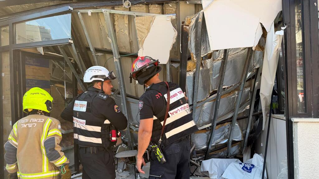 Photo: Israel Fire and Rescue Services מרפסת קרסה על סניף אנג'ל בירושלים