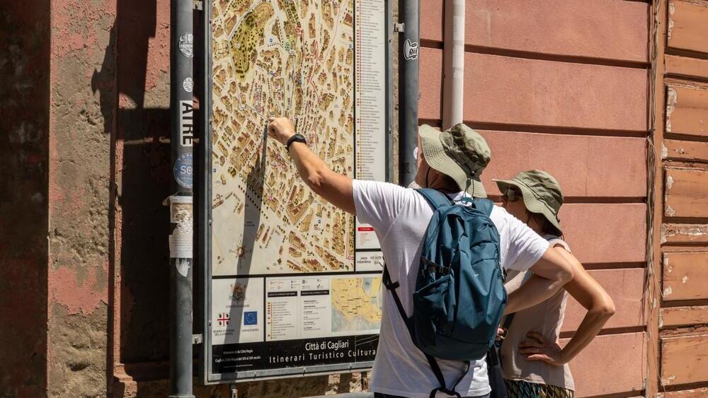 Tourists in Sardinia (Photo: Alexanderstock23 / shutterstock) תיירים בסרדיניה