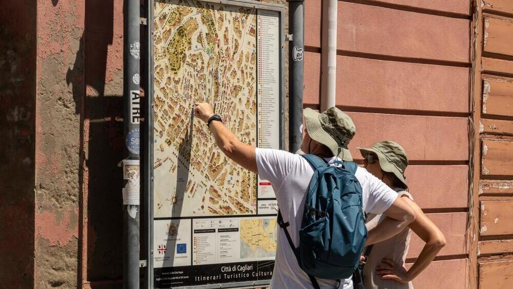 Туристы на острове Сардиния (Фото: Alexanderstock23 / shutterstock) תיירים בסרדיניה
