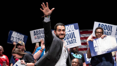 Abdul El-Sayed on the campaign trail to become the next US senator from Michigan
