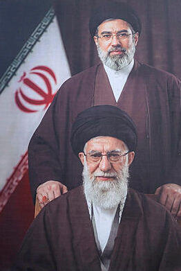 A photo of Mojtaba and Ali Khamenei (Photo AHMAD AL-RUBAYE / AFP) תמונה של מוג'תבא ועלי חמינאי שצולמה מחוץ לשגרירות ארה"ב בבגדד עיראק