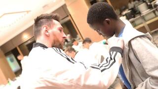 Messi signs shirt for Abdi, a heart patient from Ethiopia 