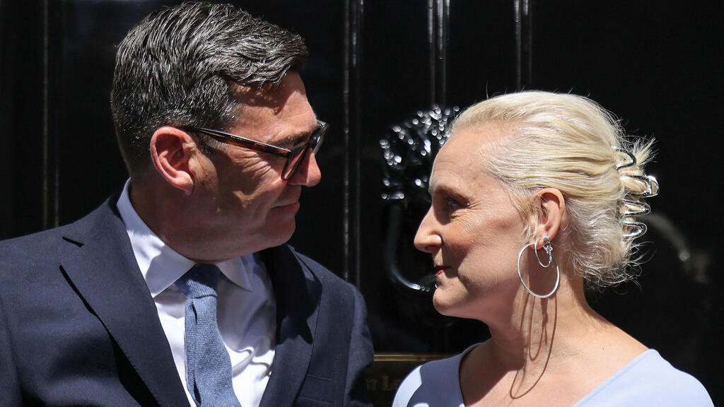 Andy Burnham and his wife, Marie-France van Heel, at 10 Downing Street (Photo: JUSTIN TALLIS / AFP) ראש ממשלת בריטניה החדש אנדי ברנהאם עם אשתו מארי-פרנס ואן היל במעון דאונינג 10