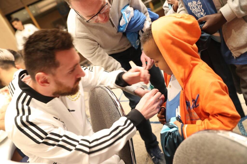 Messi signs shirt for Abdi, a heart patient from Ethiopia (Photo: Save a Child's Heart ) Messi signs shirt for Abdi, a heart patient from Ethiopia
