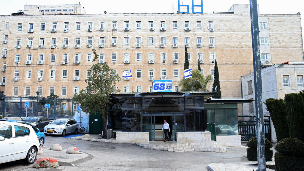 כניסה לחניון בקריית הממשלה בירושלים. העובדים מתלוננים על עומס והיעדר מקומות חניה