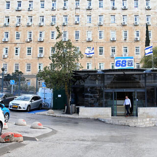 כניסה לחניון בקריית הממשלה בירושלים. העובדים מתלוננים על עומס והיעדר מקומות חניה