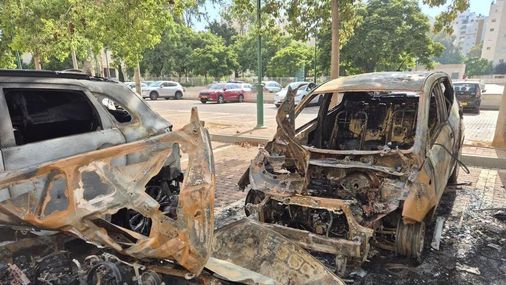 После поджога в Нетании: сгоревше автомобили (Фото: Идо Эрез) ארבעה רכבים נשרפו בעקבות פיצוץ ברחוב הר שגיא בנתניה