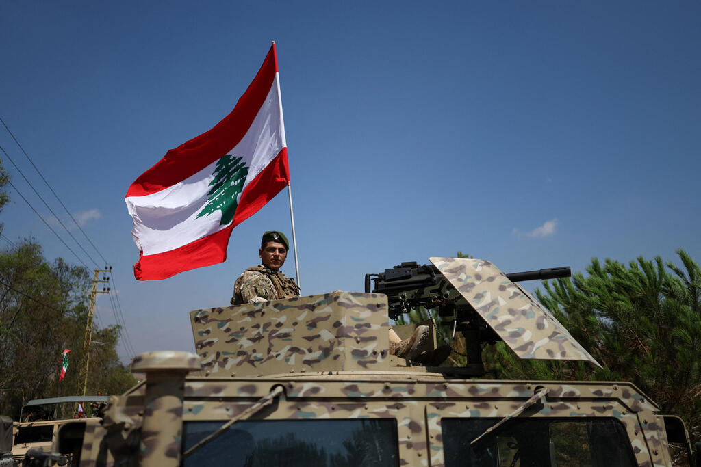 Lebanese Army soldier near Zawtar al-Gharbiyeh (Photo: REUTERS/Zohra Bensemra) חייל צבא דרום לבנון ליד כבר זוטר אל-ע'רביה
