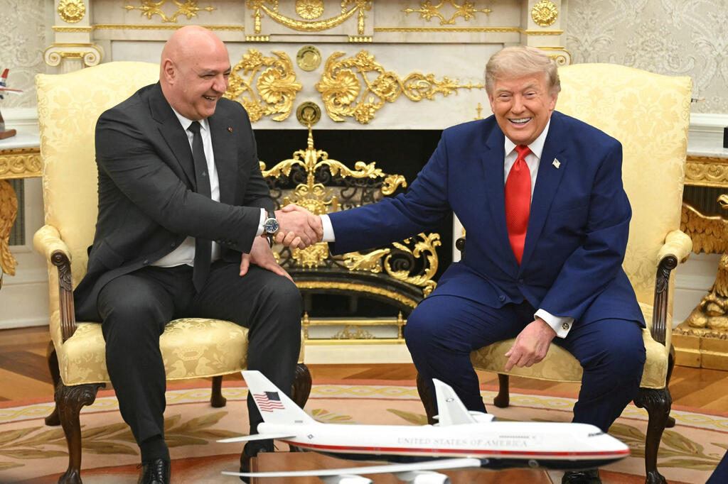 U.S. President Donald Trump with Lebanese President Joseph Aoun at the White House (Photo: SAUL LOEB / AFP) נשיא ארה"ב דונלד טראמפ עם נשיא לבנון ג'וזף עאון בבית הלבן