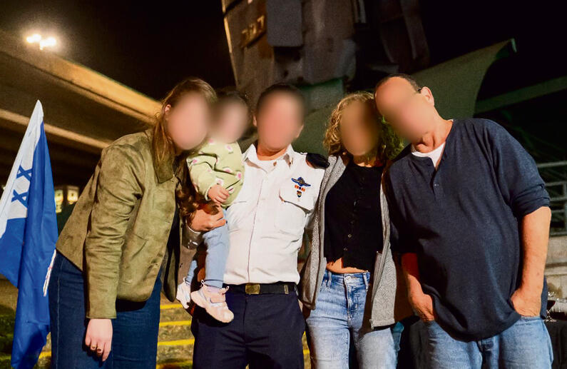 R. with members of his family ר' עם בני משפחתו. “אני בא הביתה ולא יודע אם הילדה תשמח או תכעס"
