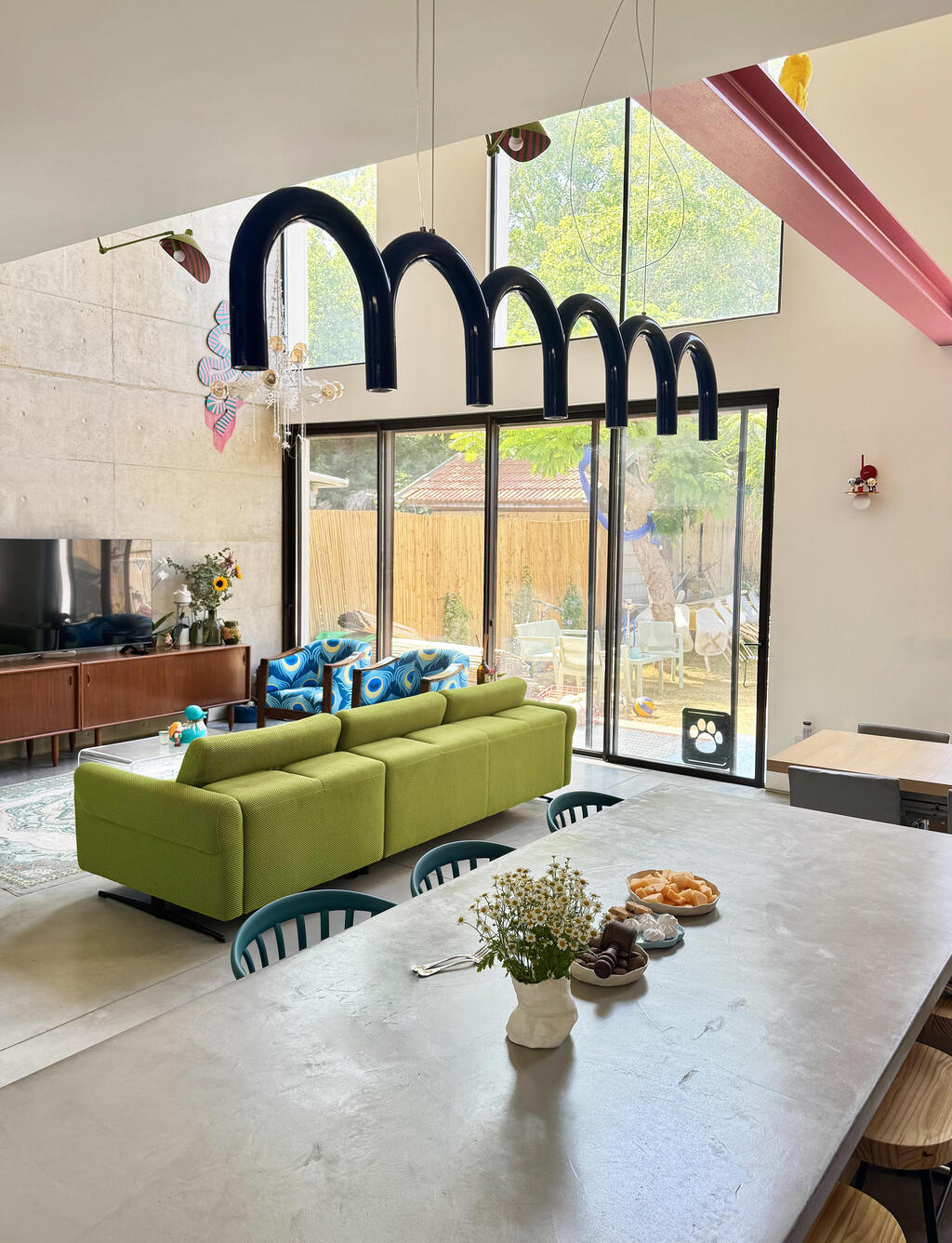 A white canvas with touches of concrete, filled with color and character (Photo: Tili Sharon) הדירה של דנה רייזין