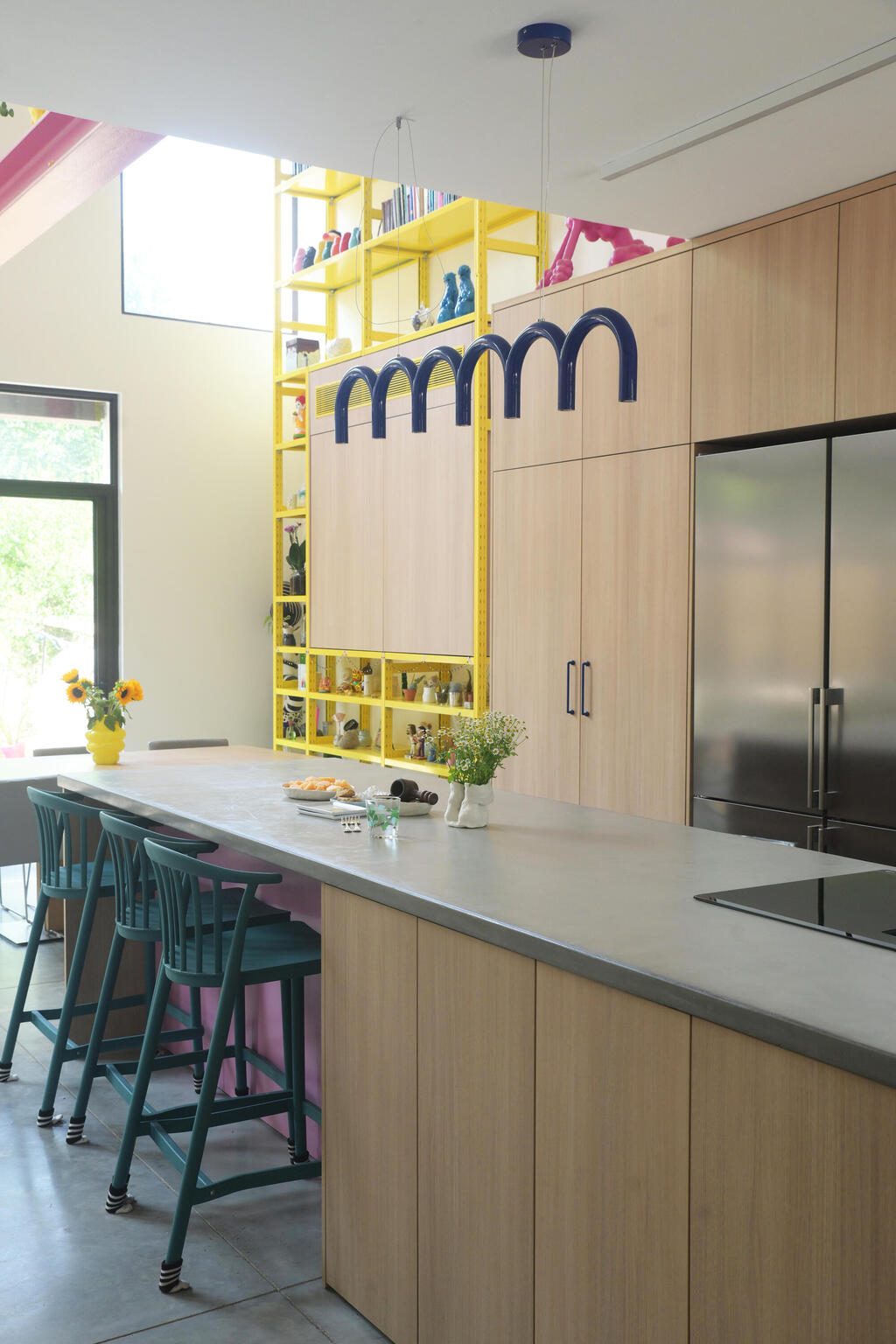 A kitchen that sees little cooking (Photo: Tili Sharon) הדירה של דנה רייזין