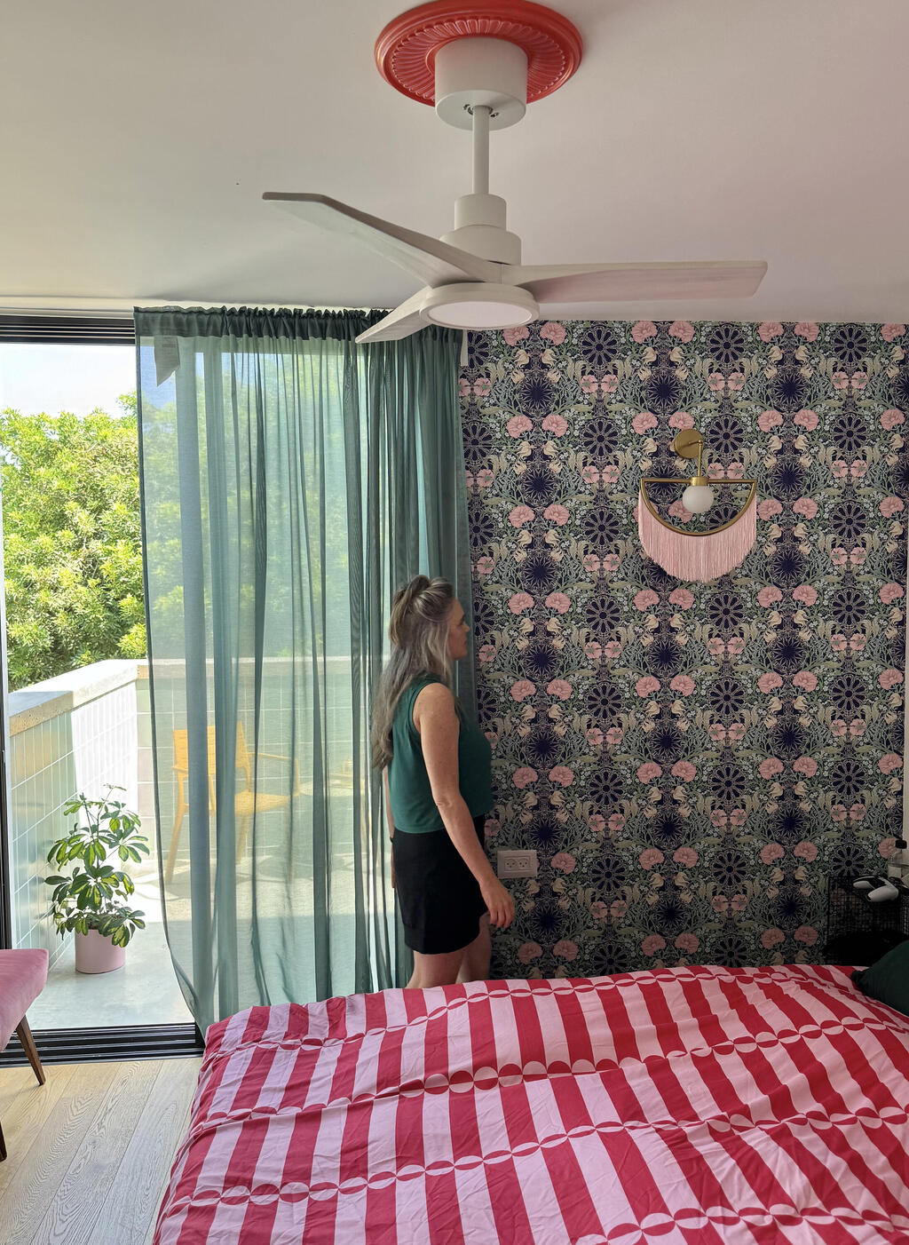 The couple’s bedroom (Photo: Tili Sharon) הדירה של דנה רייזין