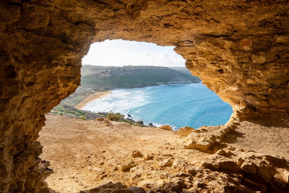 View from Tal-Mixta Cave overlooking Ramla Bay on the island of Gozo, Malta (Photo: Sopotnicki / Shutterstock) נוף ממערת טל-מיקסטה המשקיפה על מפרץ רמלה באי גוזו, מלטה
