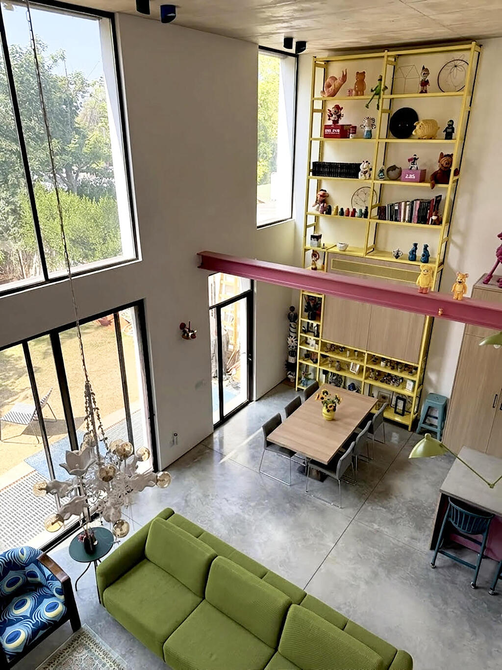 "Works of art connected to the TV series we grew up with, including Sesame Street, The Snorks and The Smurfs" (Photo: Tili Sharon) הדירה של דנה רייזין