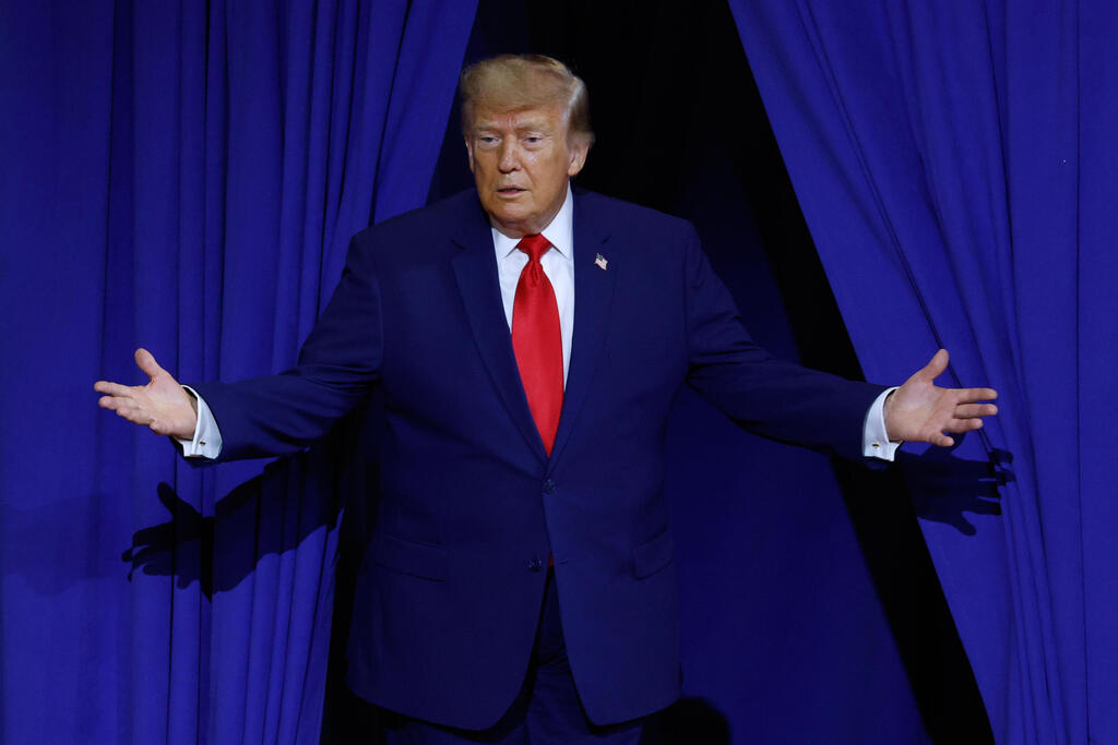 Trump (Photo: AP Photo/Erik S. Lesser) טראמפ נואם בעצרת עם תומכיו ב תיכון ווילר ב ג'ורג'יה ארה"ב באירוע לציון תוכנית חשבונות החסכונות שלו לילדים Trump Accounts