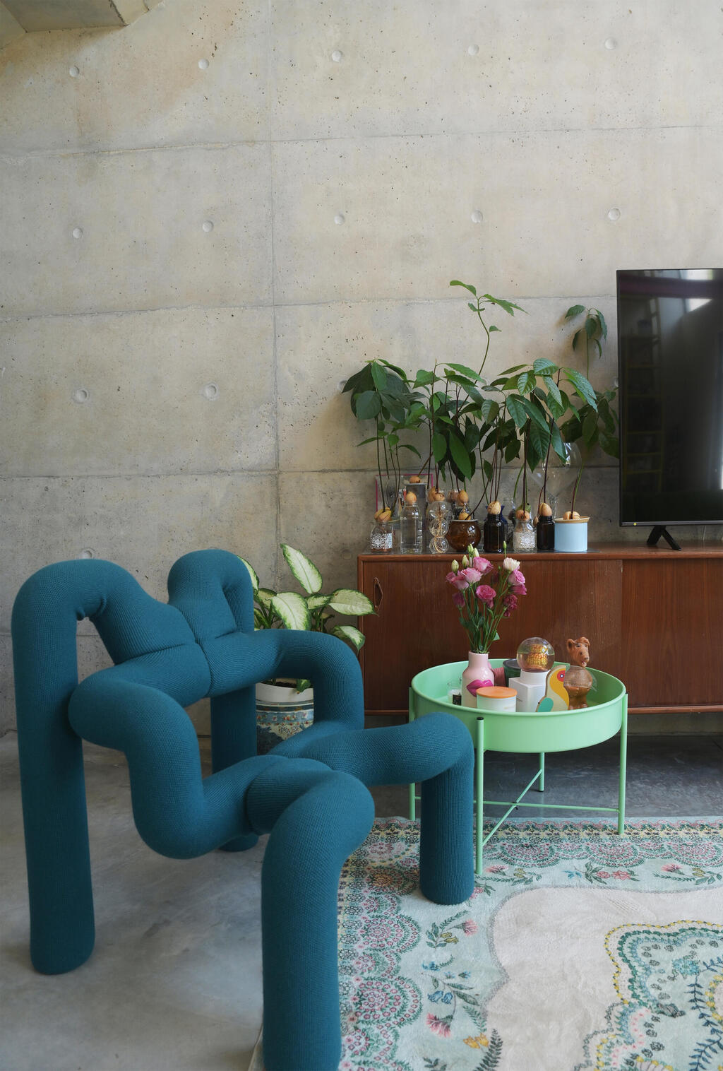 A cabinet inherited from her grandmother and a sculptural armchair by Norwegian brand Varier (Photo: Tili Sharon) הדירה של דנה רייזין