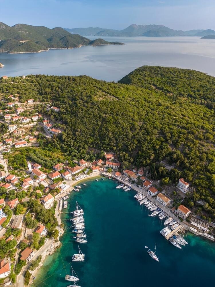Aerial view of the coastal village of Kioni and the turquoise waters of Ithaca, Greece (Photo: Scupix / Shutterstock) מבט אווירי על כפר החוף קיוני והים הטורקיז באי איתקה, יוון