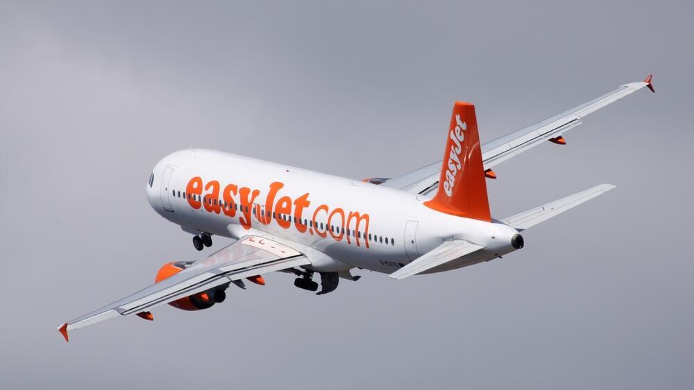 Самолет компании easyJet (Фото: SON-Media / shutterstock) מטוס של חברת איזיג'ט
