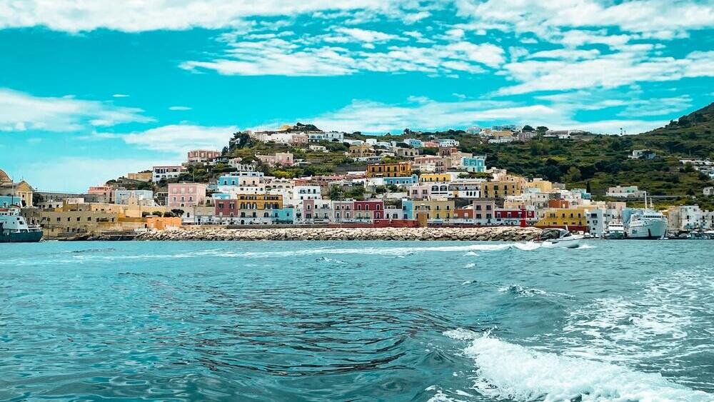 Ponza Island. You can imagine you have finally made it home (Photo: Junglejuliaxx / Shutterstock) מבט על העיירה פונצה באיטליה