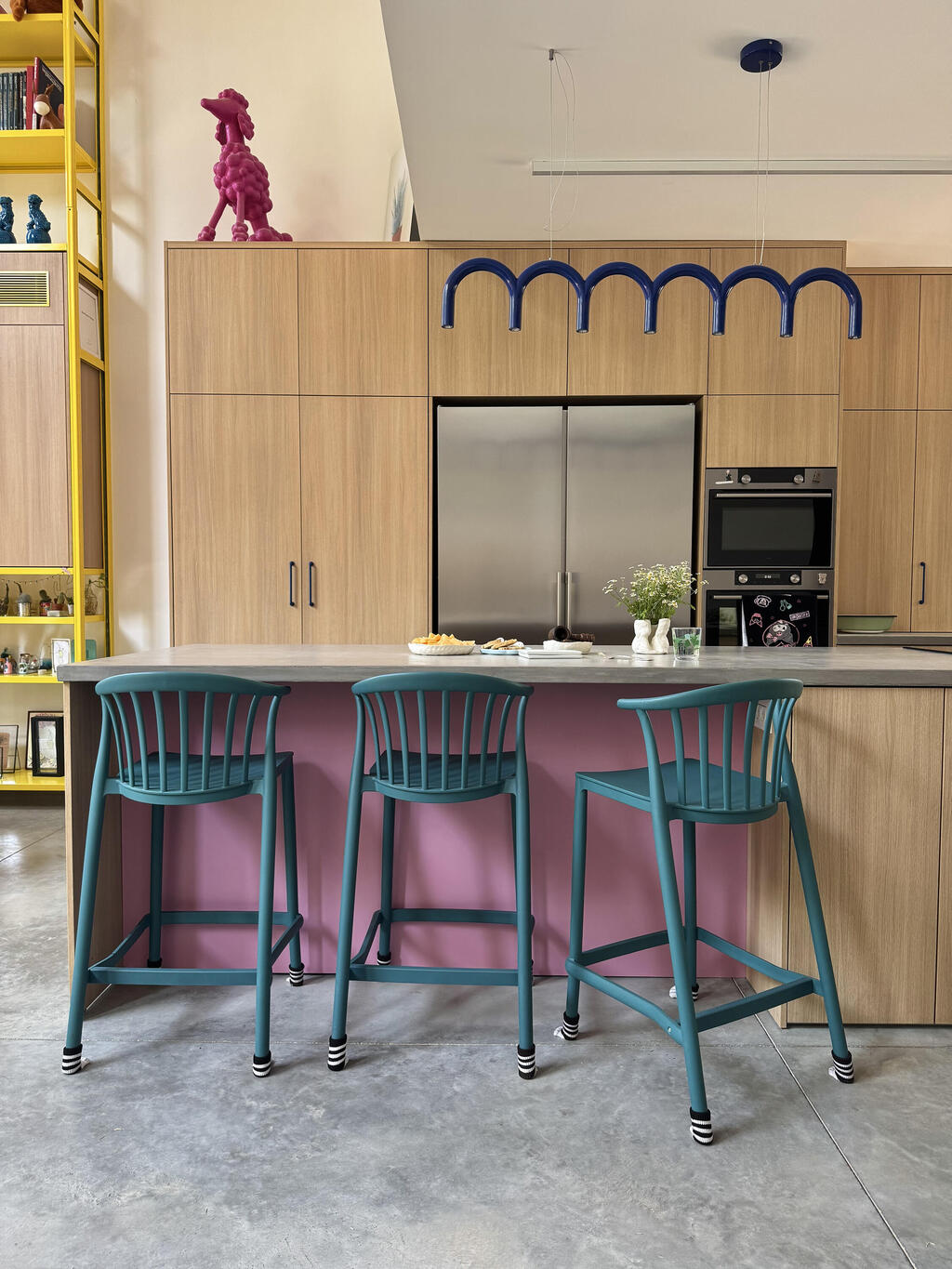 Even the kitchen embraces the ‘more is more’ philosophy (Photo: Tili Sharon) הדירה של דנה רייזין