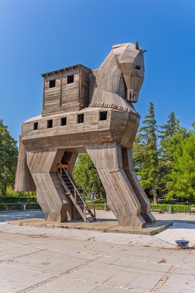 The wooden Trojan horse at the entrance to the ancient city of Troy, near Çanakkale, Turkey (Photo: Saaton / Shutterstock) סוס העץ הטרויאני בכניסה לאתר העיר העתיקה טרויה, סמוך לצ'אנאקקאלה שבטורקיה