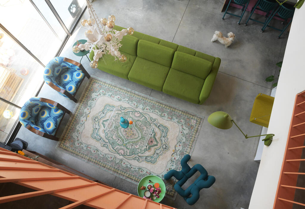 A view from the upper floor to the level below (Photo: Tili Sharon) הדירה של דנה רייזין