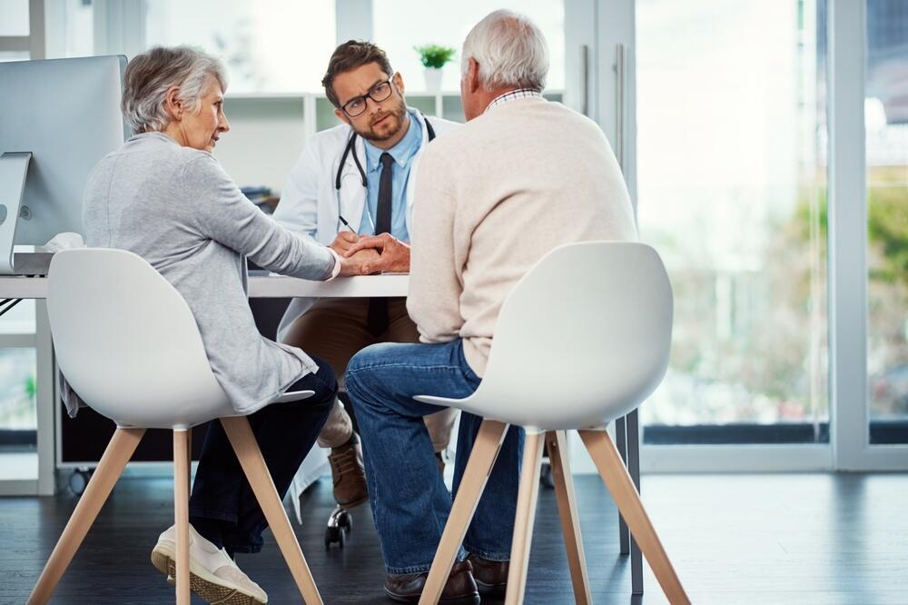 Life expectancy is rising, but healthy life expectancy is not increasing at the same pace (Photo: Shutterstock) זוג, הגיל השלישי