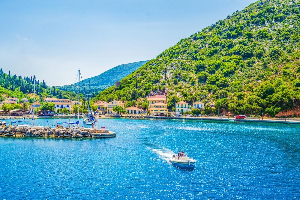 Summer view of Frikes harbor on the island of Ithaca, Greece (Photo: Anna Yordanova / Shutterstock) נוף קיצי של נמל פריקס באי איתקה, יוון