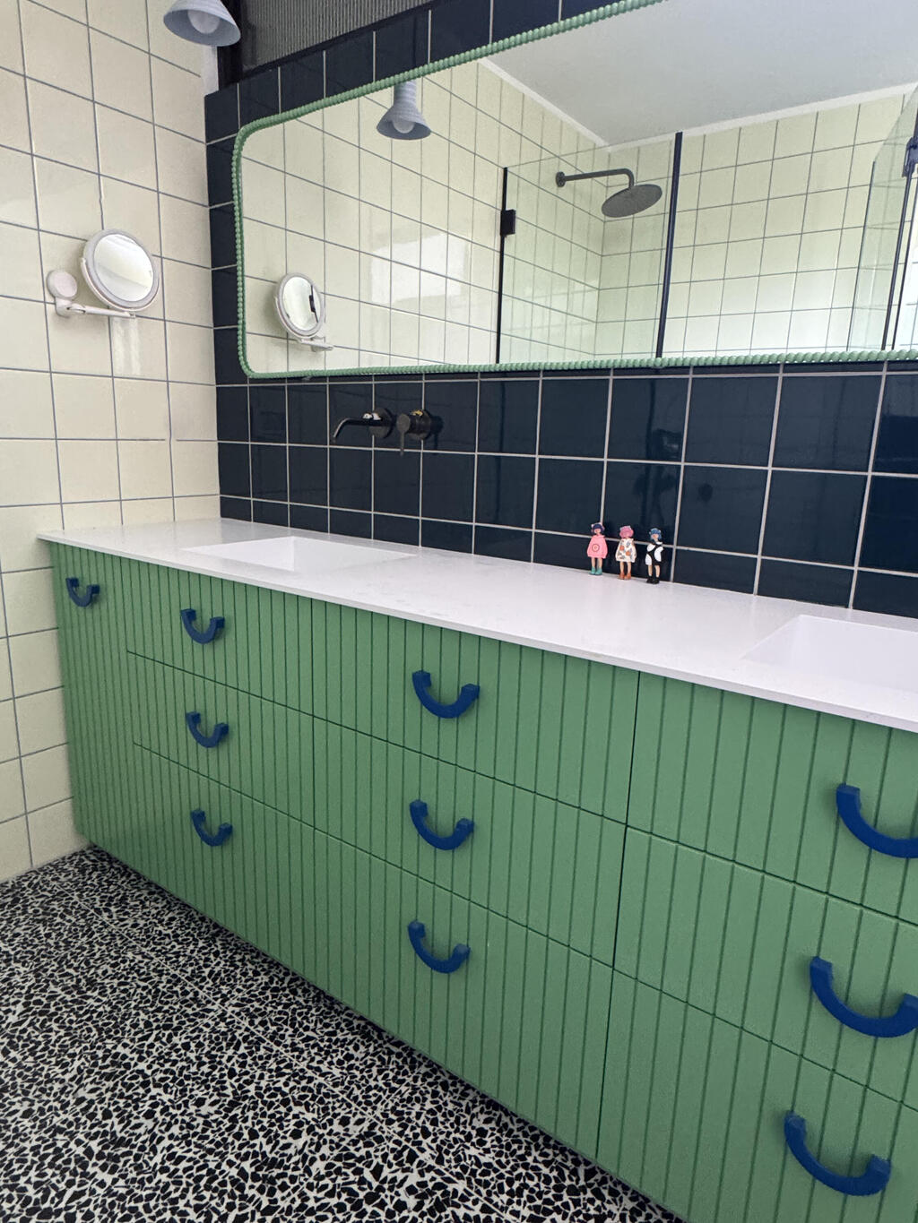 The bathroom (Photo: Tili Sharon) הדירה של דנה רייזין