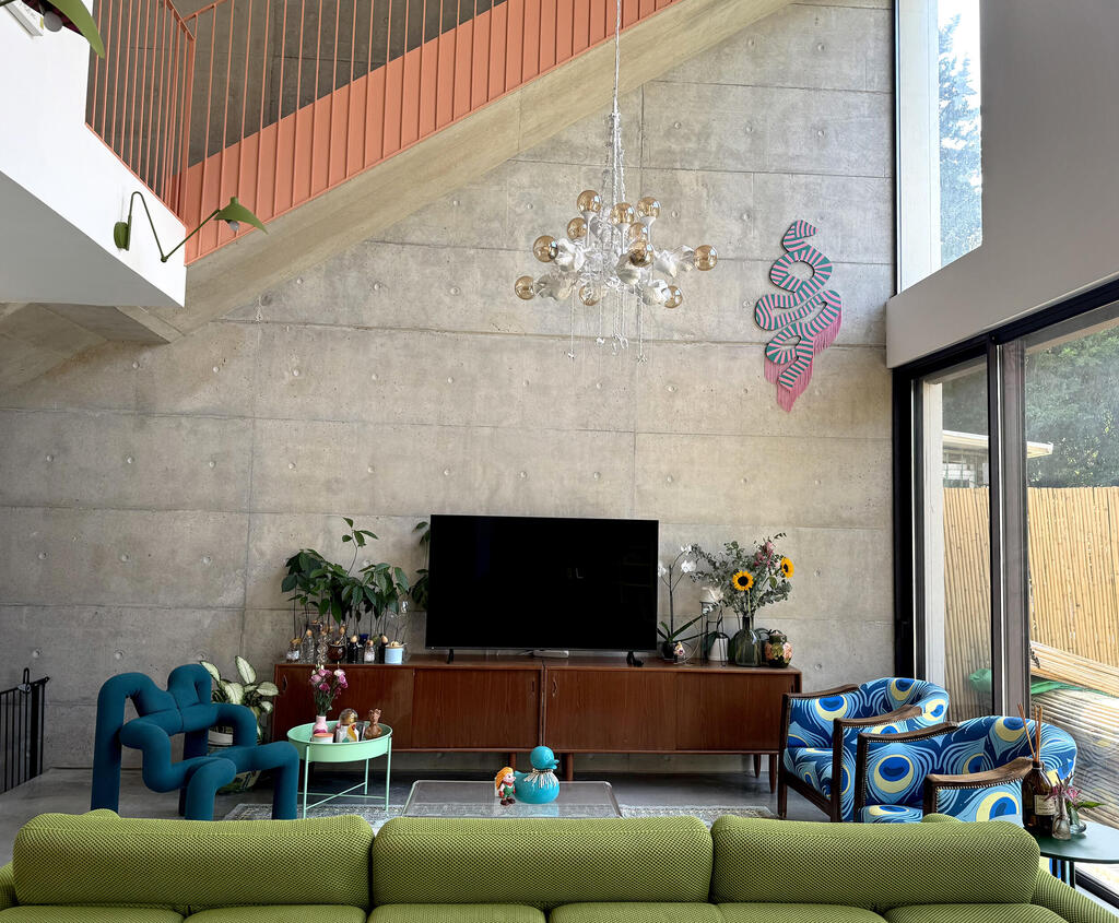 The family has lived in the neighborhood for 11 years. The living room (Photo: Tili Sharon) הדירה של דנה רייזין