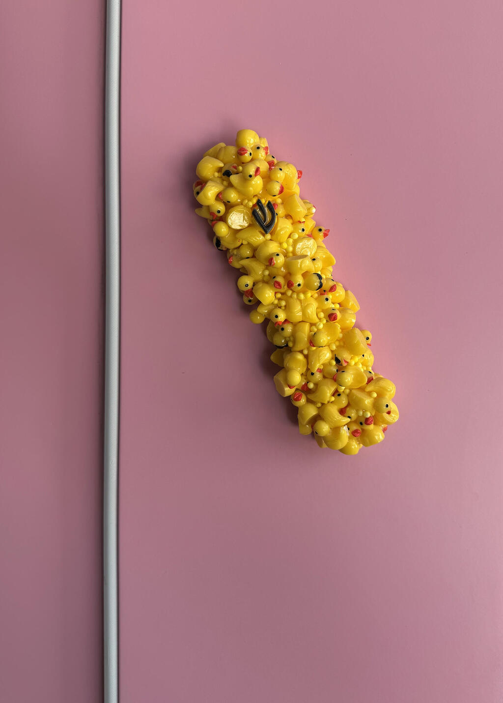 A mezuzah made from rubber ducks (Photo: Tili Sharon) הדירה של דנה רייזין