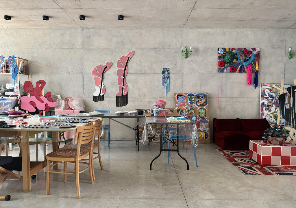 Here she creates and leads workshops. Every piece hanging on the walls or displayed in the studio is her own work (Photo: Tili Sharon) הדירה של דנה רייזין