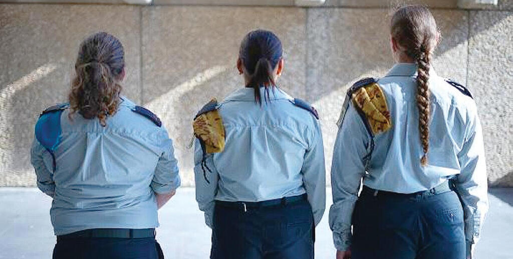 The three female commanders at the graduation ceremony of the Commanders Course (Photo: IDF) שלוש המפקדות בטקס סיום קורס מפקדות פלוגה