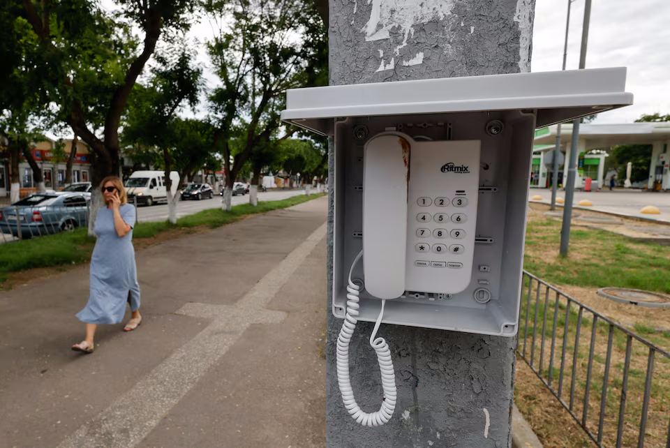 Photo: REUTERS/Alexey Pavlishak טלפונים ציבוריים בחצי האי קרים רוסיה אוקראינה