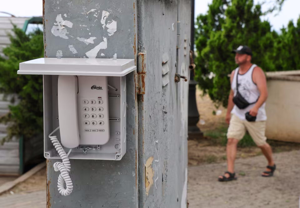 Russian authorities on the peninsula have begun installing public landline telephones (Photo: REUTERS/Alexey Pavlishak) טלפונים ציבוריים בחצי האי קרים רוסיה אוקראינה