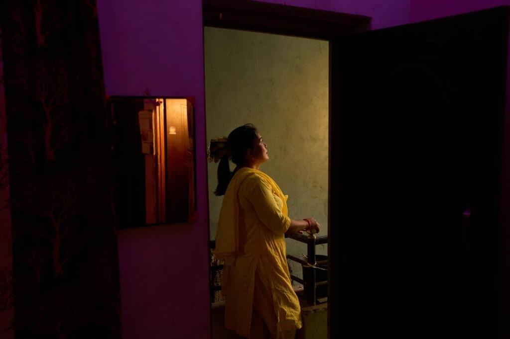 Bharati Thapa, a former Friends Hetauda field supervisor and peer educator (Photo: AP Photo/Bram Janssen) בהארטי טאפה, עובדת הסברה לשעבר ל-HIV שעברה לעבוד במין ב נפאל
