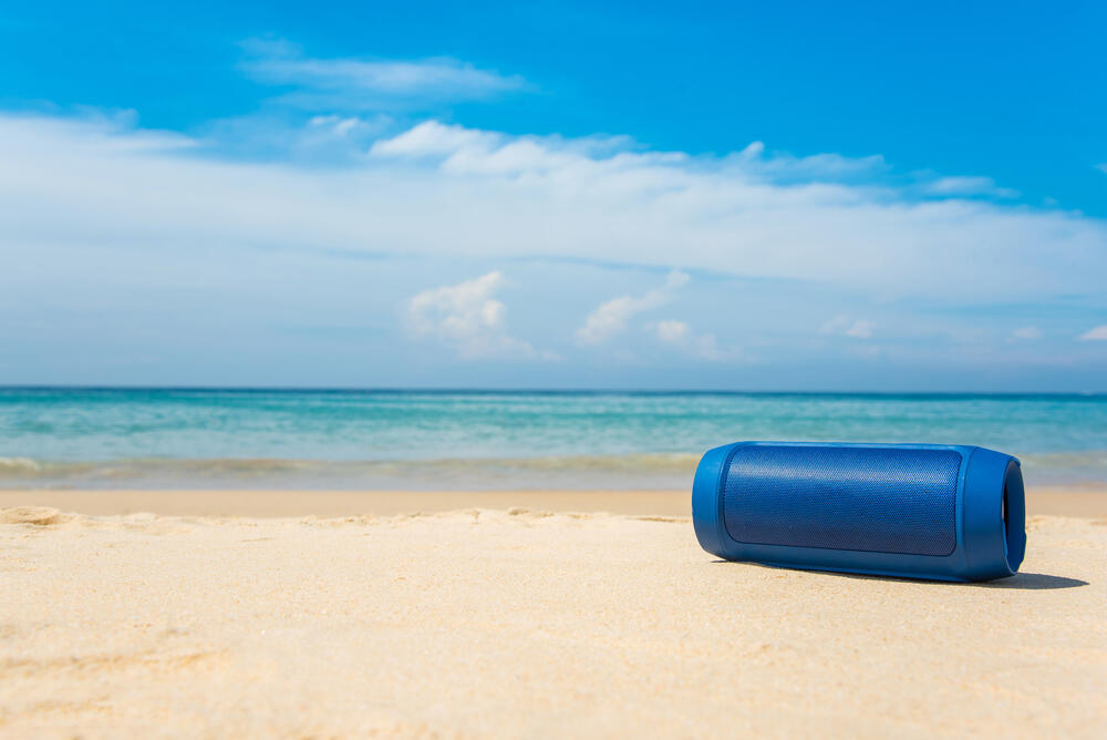 Lautsprecher am Strand. Überlassen wir den Lärm den Wellen