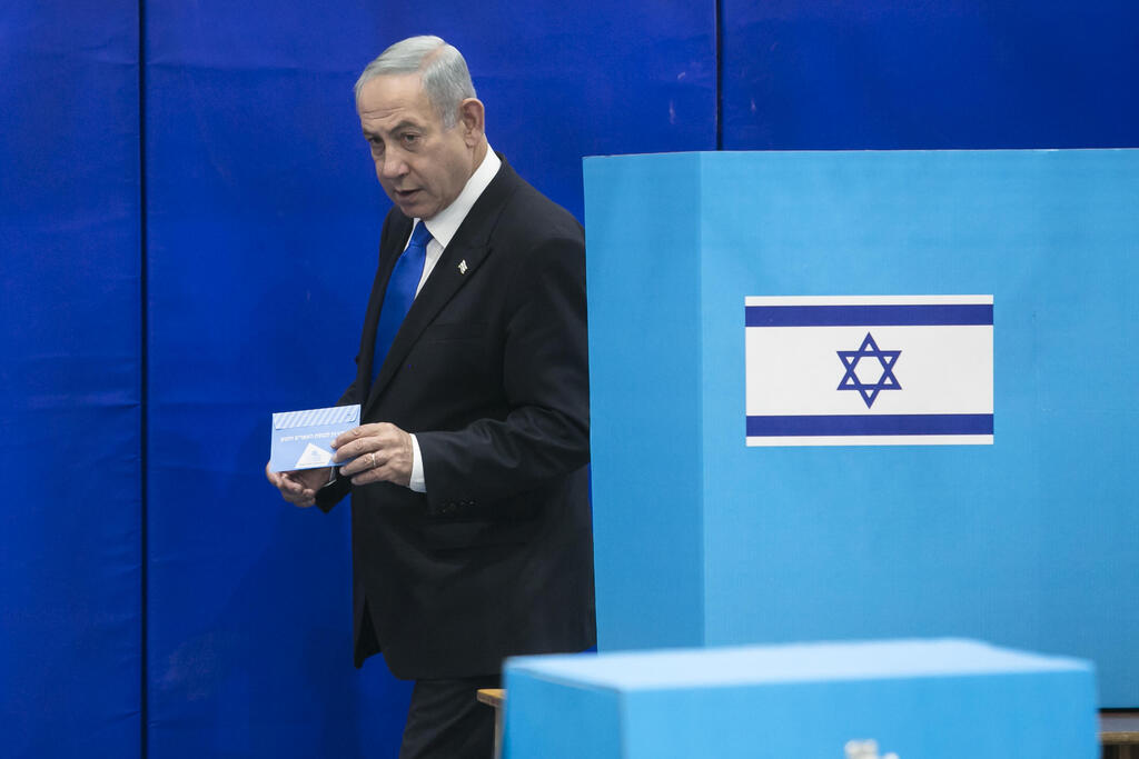 Netanyahu during the 2022 election (Photo: Amir Levy / Getty Images) נתניהו מצביע בבחירות ב-2022
