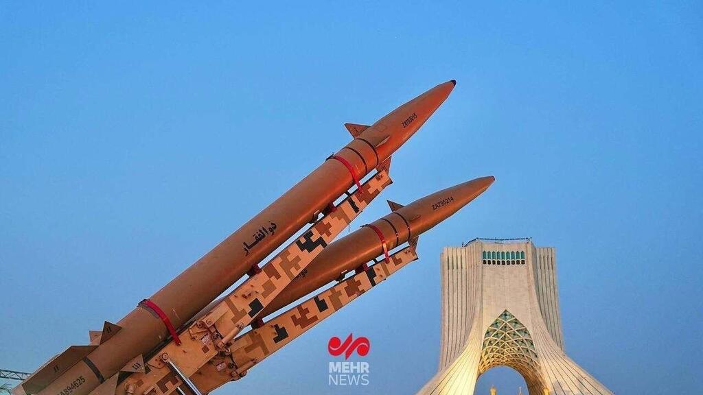 Ballistic missiles displayed yesterday in Tehran בכיכר אזאדי בטהרן הוצבו טילים וצולות של משמרות המהפכה
