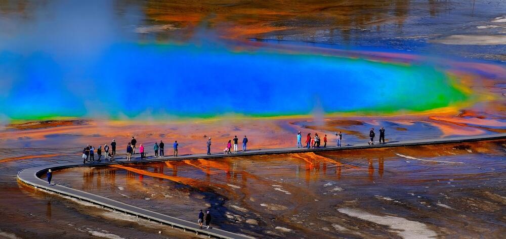 Tourists walk along the designated boardwalk near Grand Prismatic Spring in Yellowstone National Park (Photo: Lane V. Erickson / Shutterstock) הגרנד פריסמטיק ספרינג בפארק הלאומי ילוסטון