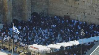 מתפללים כותל המערבי בבוקר תשעה באב
