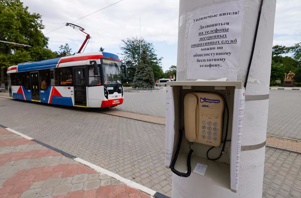 Next to bus stops, roads and smartphones stand simple metal boxes containing a handset and keypad (Photo: REUTERS/Alexey Pavlishak) טלפונים ציבוריים בחצי האי קרים רוסיה אוקראינה