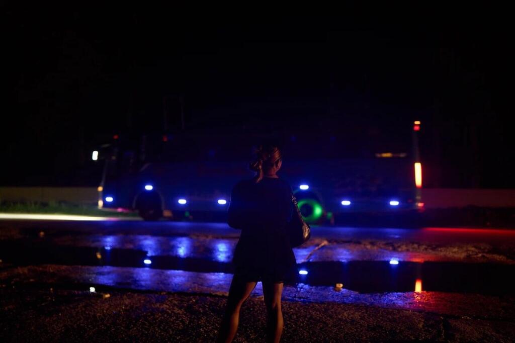 A transgender sex worker stands by a busy road waiting for clients to approach her in Hetauda (Photo: AP Photo/Bram Janssen) עובדת מין טרנסג'נדרית עומדת ליד כביש סואן ומחכה ללקוחות שייגשו אליה ב הטאודה, נפאל