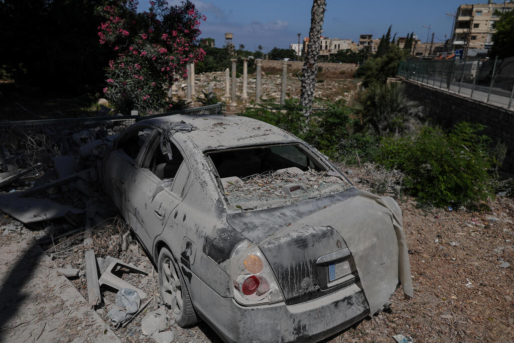 A vehicle damaged in strikes near an archaeological site in Tyre (Photo: REUTERS/Zohra Bensemra) רכב שנפגע בהפצצות ליד אתר עתיקות בצור