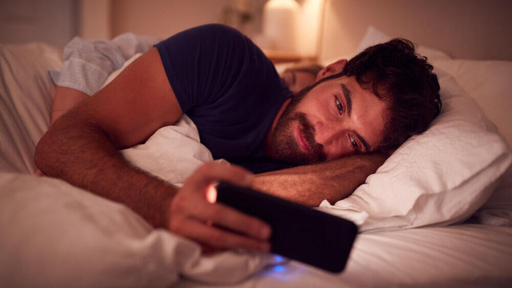 Start adopting a screen-free half-hour before bed (Photo: Shutterstock) הפרעות שינה