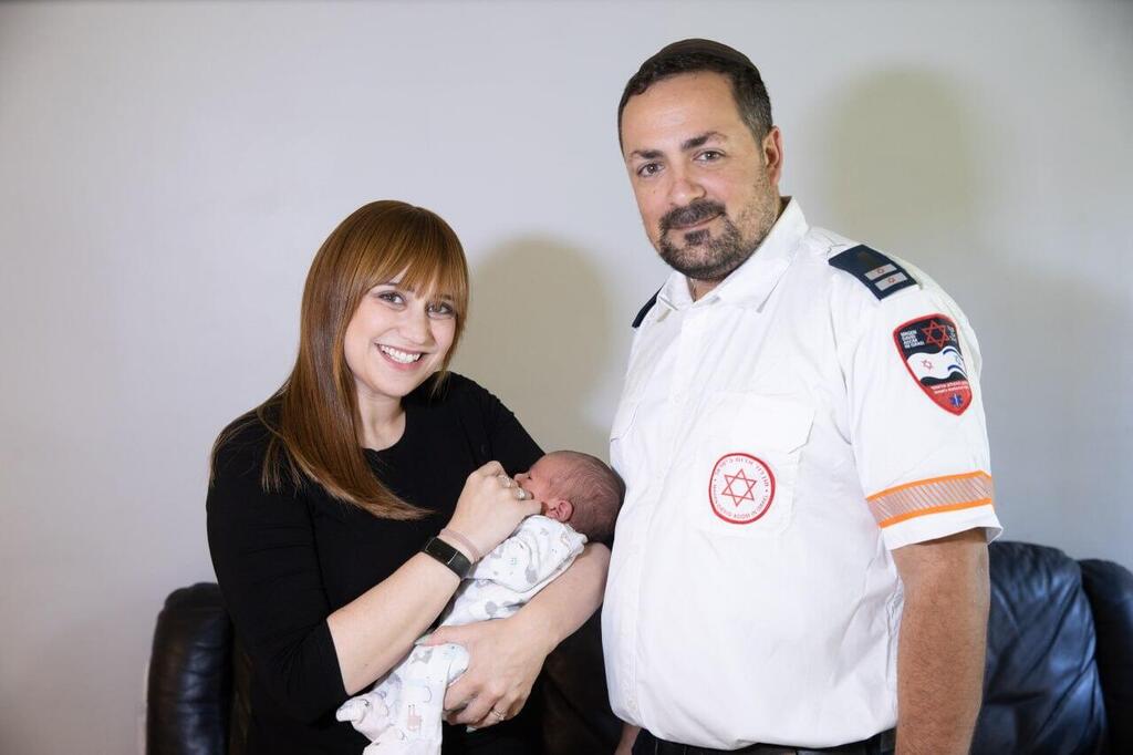 Yitzhak “Izzy” Bendahan, his wife Yael and their baby daughter Liora( (Photo: Alex Kolomoisky) יצחק (איזי) בנדהן, אשתו יעל והבת התינוקת ליאורה